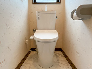トイレリフォーム 節水型便器がついた、清潔感のあるトイレ