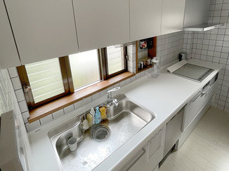 キッチンリフォーム 清潔感のある明るいキッチンと、キレイに張り替えたトイレ・洗面所の床