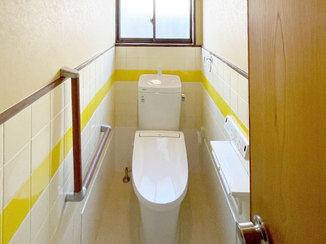 トイレリフォーム 和室から洋式へ、L型の手すりが付いた安全に使用できるトイレ