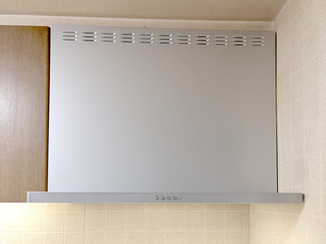 キッチンリフォーム 吸引力も見た目も◎レンジフード＆お手入れラクラクなガスコンロ